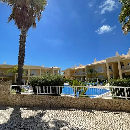 2 Bedrooms Vale Parra Praia Da Galé In A Privat Condomínio Apartamento
